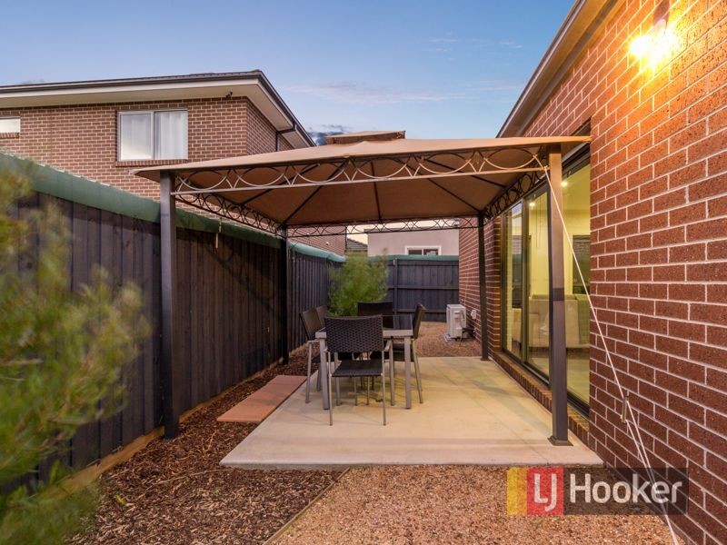 21 Waltzing Drive, Lynbrook VIC 3975