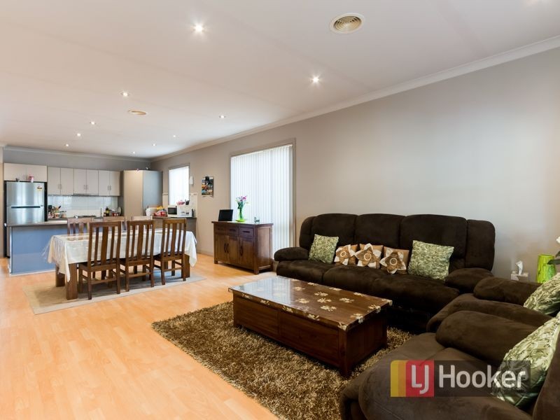 47 Wakenshaw Crescent, Pakenham VIC 3810