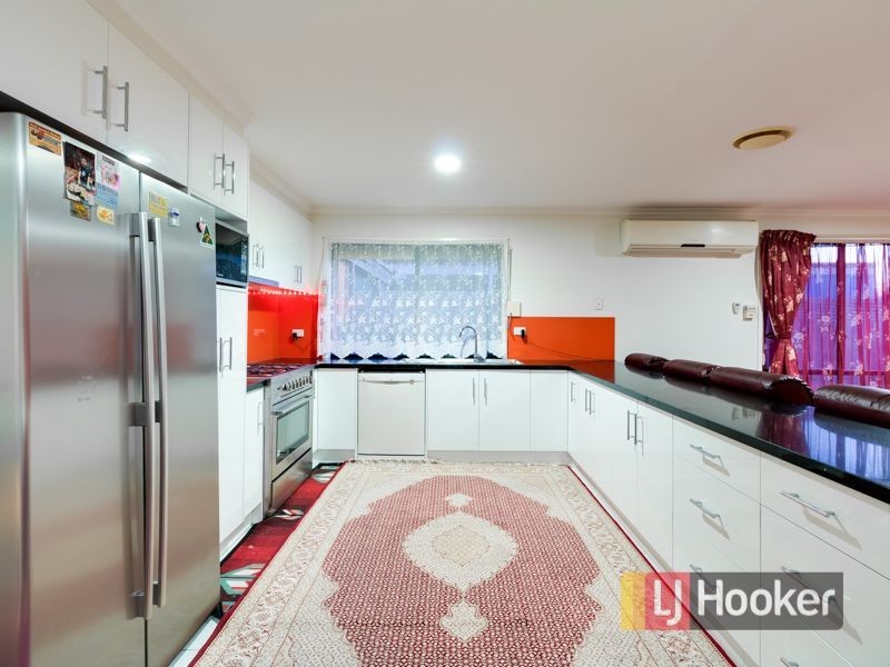 15 Daphne Way, Cranbourne North VIC 3977