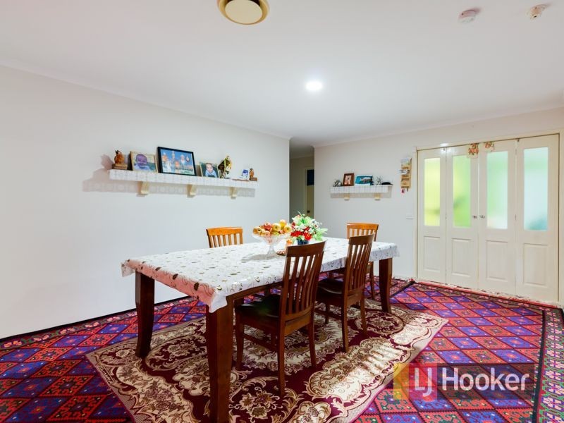 15 Daphne Way, Cranbourne North VIC 3977