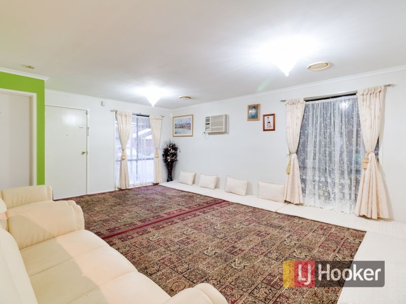 15 Daphne Way, Cranbourne North VIC 3977