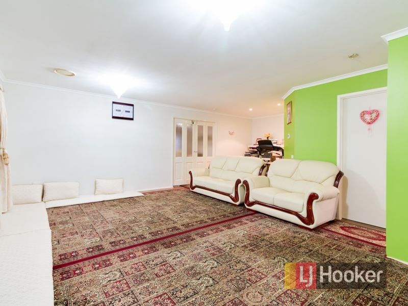 15 Daphne Way, Cranbourne North VIC 3977