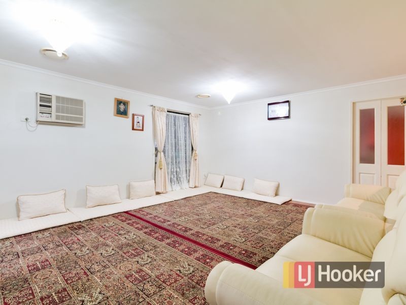 15 Daphne Way, Cranbourne North VIC 3977