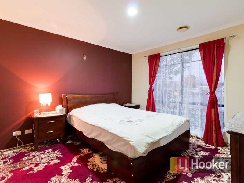 15 Daphne Way, Cranbourne North VIC 3977