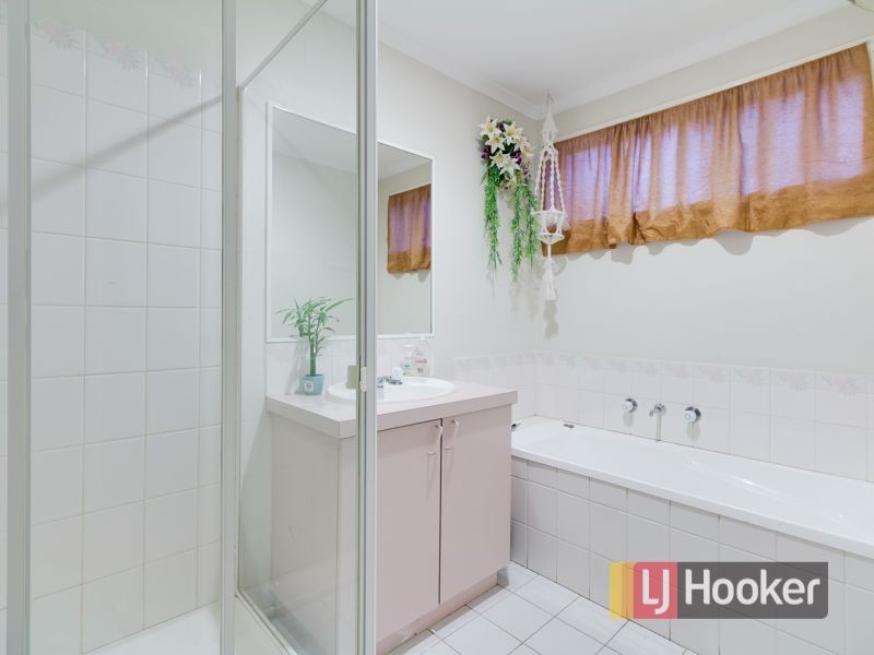 15 Daphne Way, Cranbourne North VIC 3977