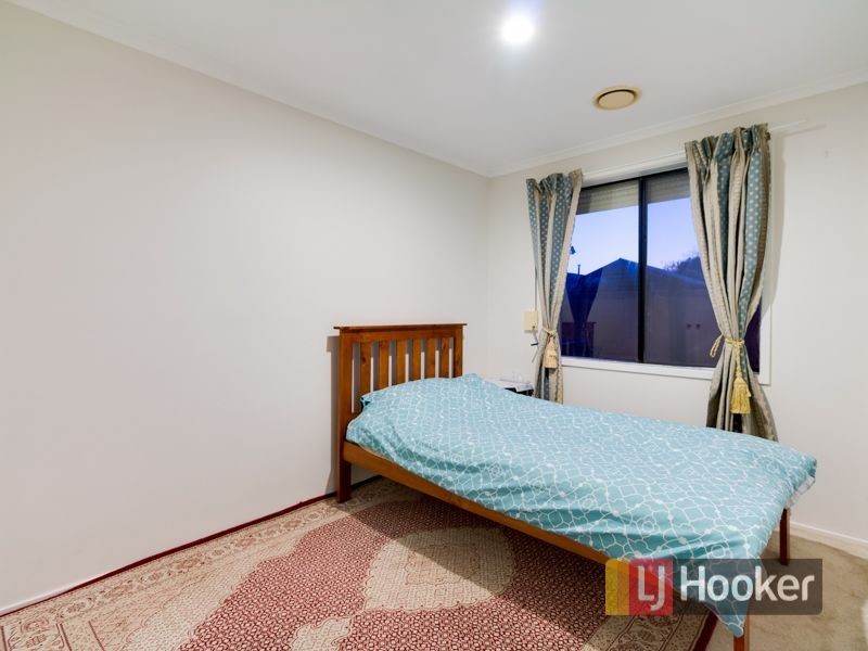 15 Daphne Way, Cranbourne North VIC 3977