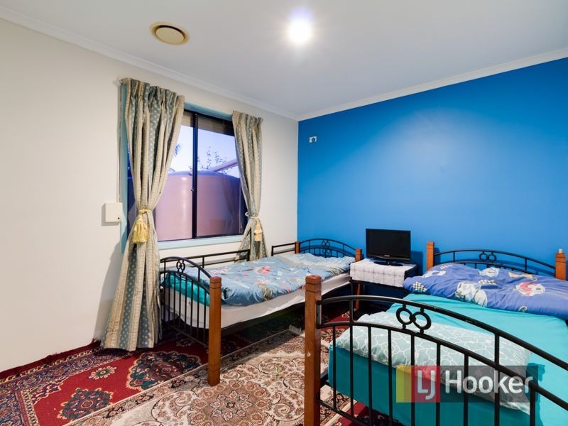 15 Daphne Way, Cranbourne North VIC 3977