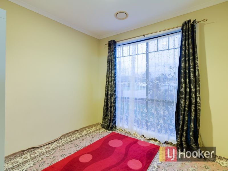 15 Daphne Way, Cranbourne North VIC 3977