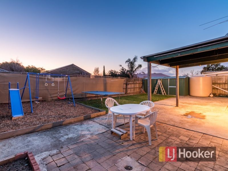 15 Daphne Way, Cranbourne North VIC 3977