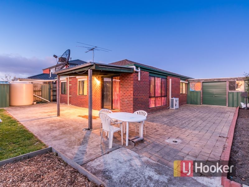 15 Daphne Way, Cranbourne North VIC 3977