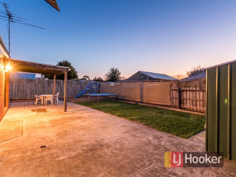 15 Daphne Way, Cranbourne North VIC 3977