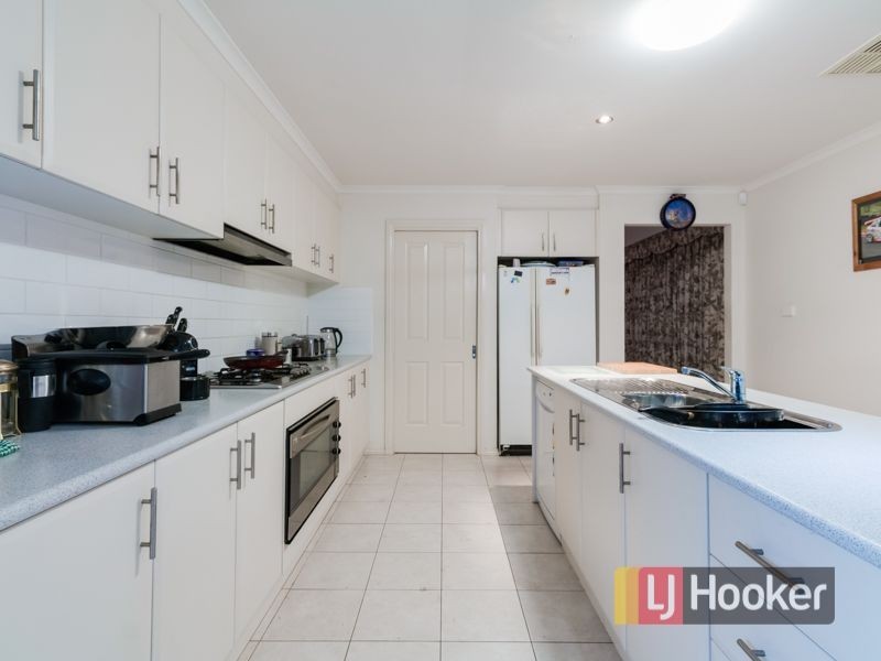 5 Howe Way, Cranbourne East VIC 3977