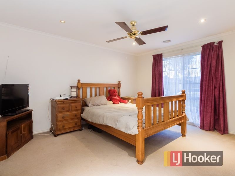 5 Howe Way, Cranbourne East VIC 3977