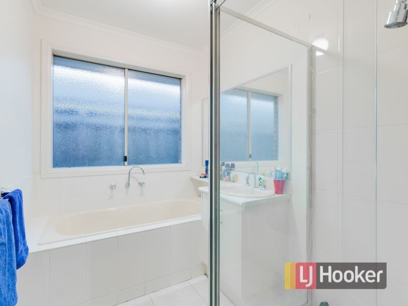 5 Howe Way, Cranbourne East VIC 3977