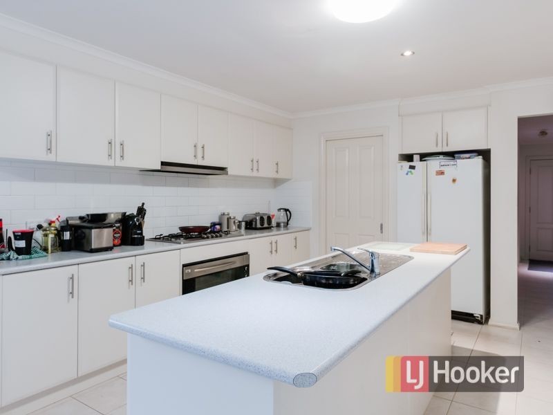 5 Howe Way, Cranbourne East VIC 3977