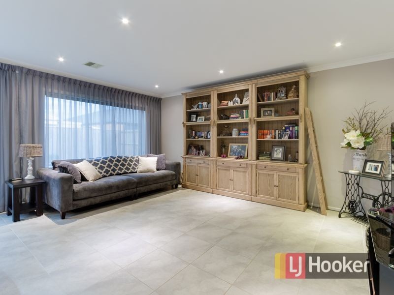 14 Burford Way, Cranbourne North VIC 3977