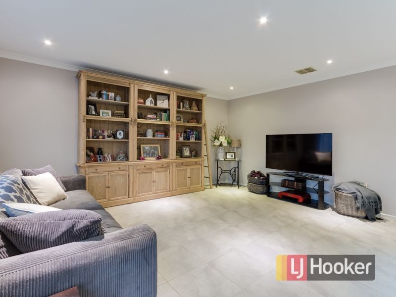 14 Burford Way, Cranbourne North VIC 3977