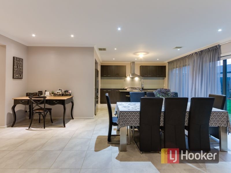 14 Burford Way, Cranbourne North VIC 3977