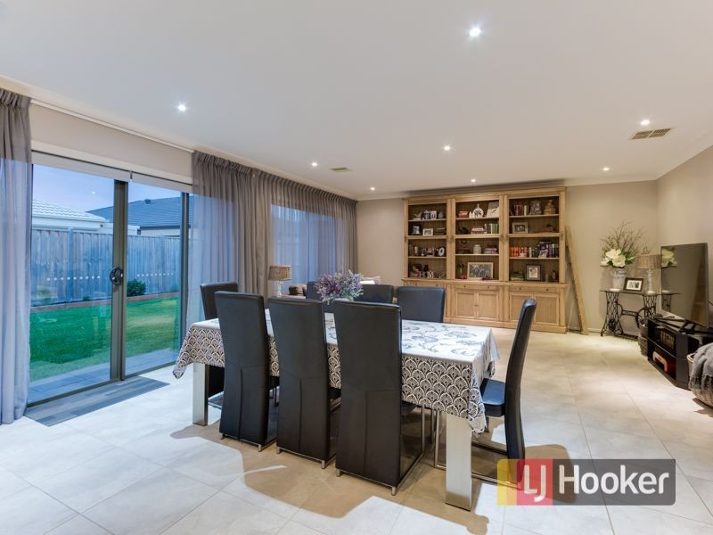 14 Burford Way, Cranbourne North VIC 3977