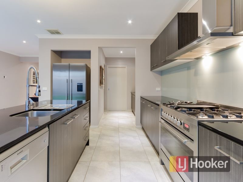 14 Burford Way, Cranbourne North VIC 3977