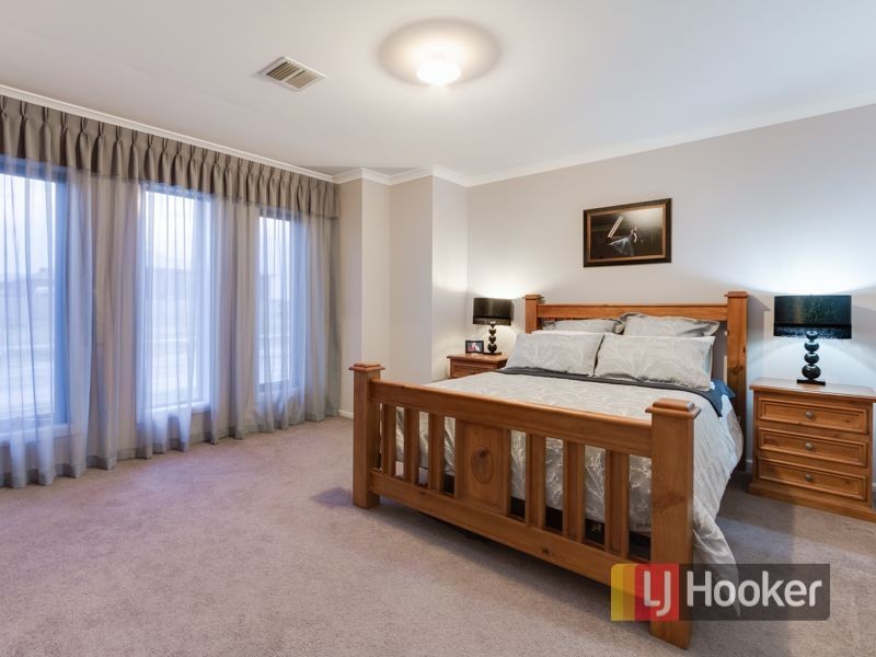 14 Burford Way, Cranbourne North VIC 3977