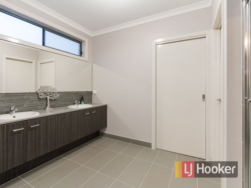 14 Burford Way, Cranbourne North VIC 3977