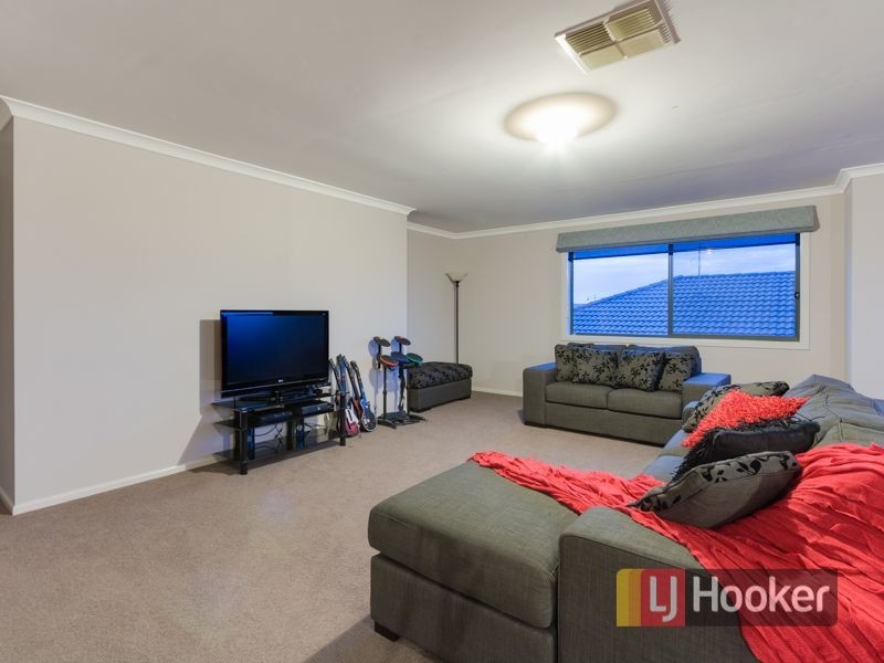 14 Burford Way, Cranbourne North VIC 3977