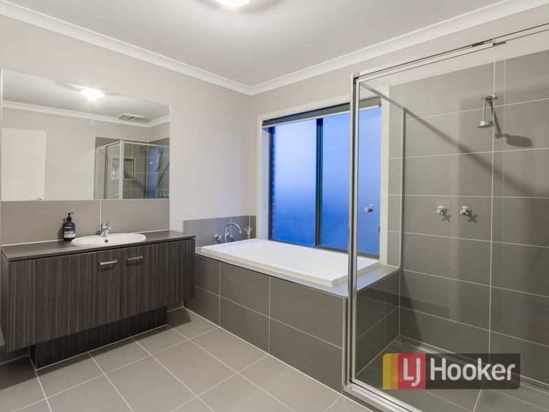 14 Burford Way, Cranbourne North VIC 3977