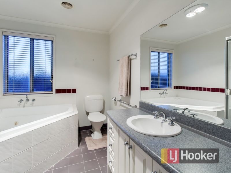 5 Mathoura Court, Berwick VIC 3806