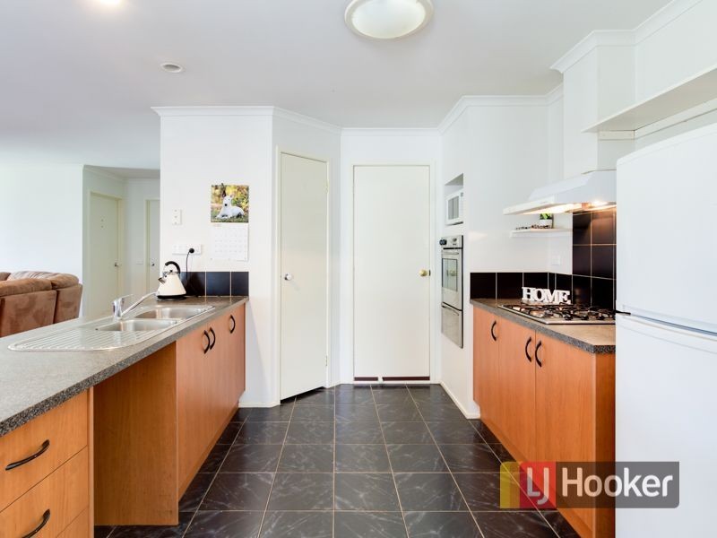 11 Hasluck Crescent, Lynbrook VIC 3975