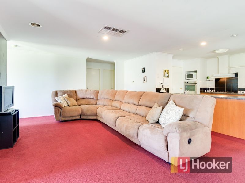 11 Hasluck Crescent, Lynbrook VIC 3975