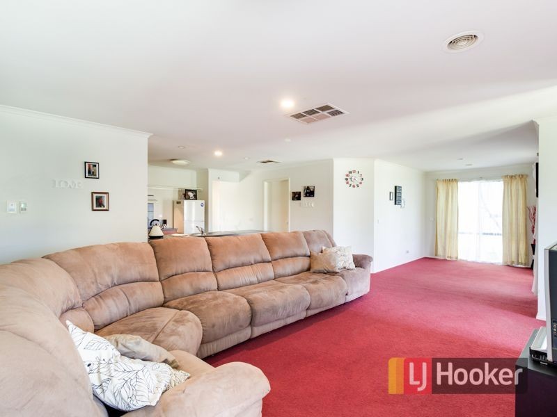 11 Hasluck Crescent, Lynbrook VIC 3975