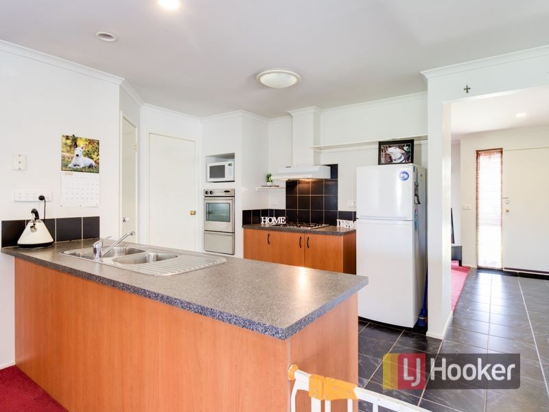11 Hasluck Crescent, Lynbrook VIC 3975