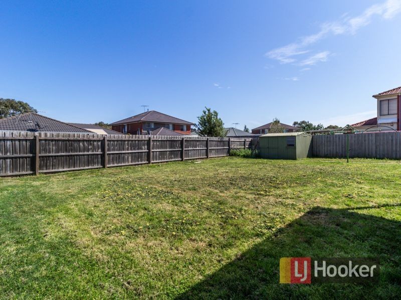 11 Hasluck Crescent, Lynbrook VIC 3975