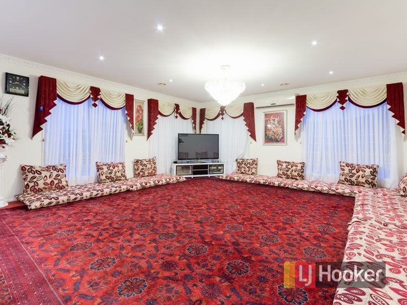 18 Abbey Road, Narre Warren South VIC 3805