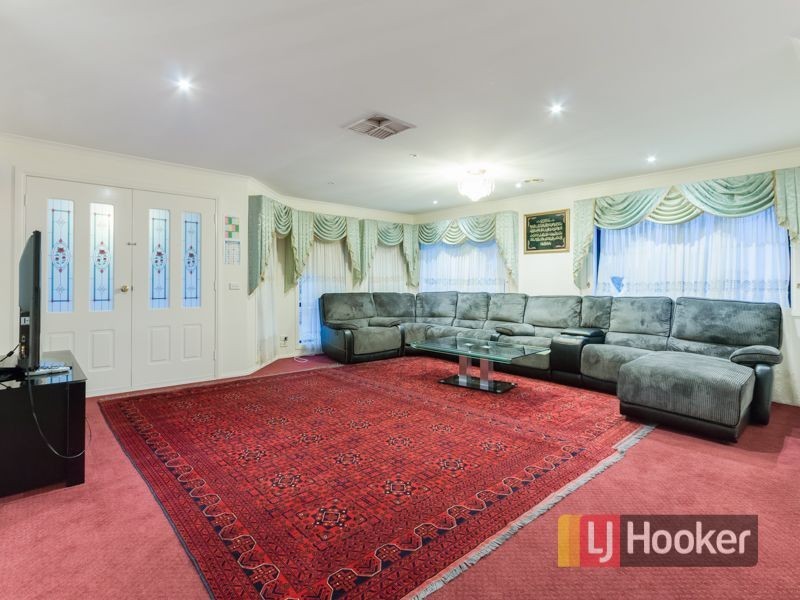 18 Abbey Road, Narre Warren South VIC 3805