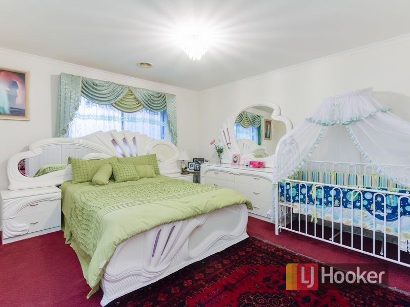 18 Abbey Road, Narre Warren South VIC 3805