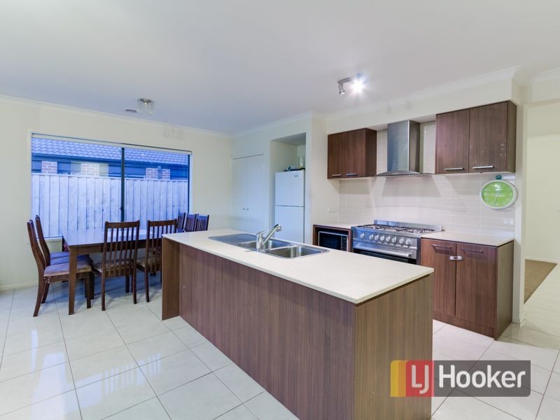9 Waltzing Drive, Lynbrook VIC 3975