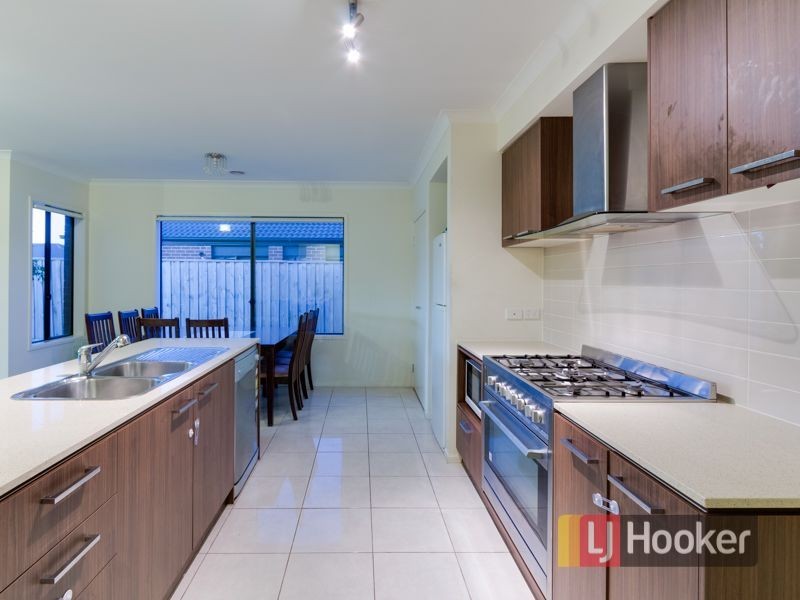 9 Waltzing Drive, Lynbrook VIC 3975