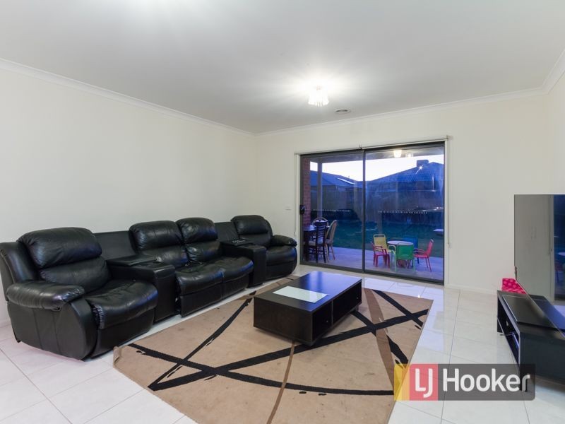 9 Waltzing Drive, Lynbrook VIC 3975