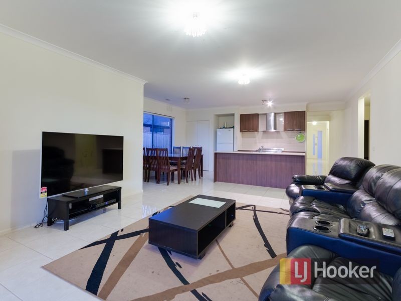 9 Waltzing Drive, Lynbrook VIC 3975
