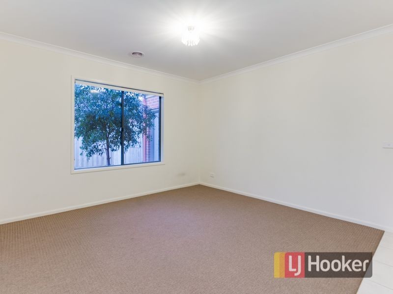 9 Waltzing Drive, Lynbrook VIC 3975