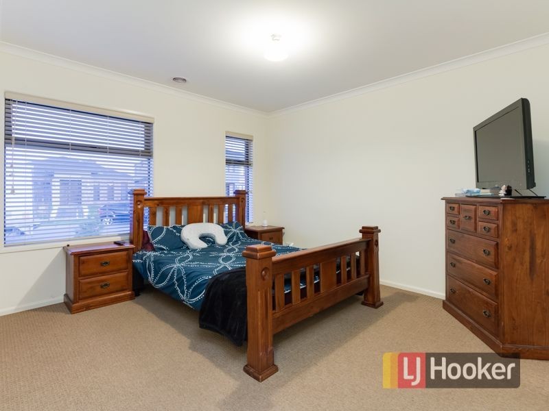 9 Waltzing Drive, Lynbrook VIC 3975