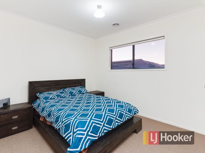 9 Waltzing Drive, Lynbrook VIC 3975