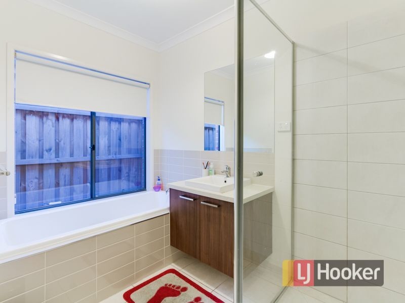 9 Waltzing Drive, Lynbrook VIC 3975