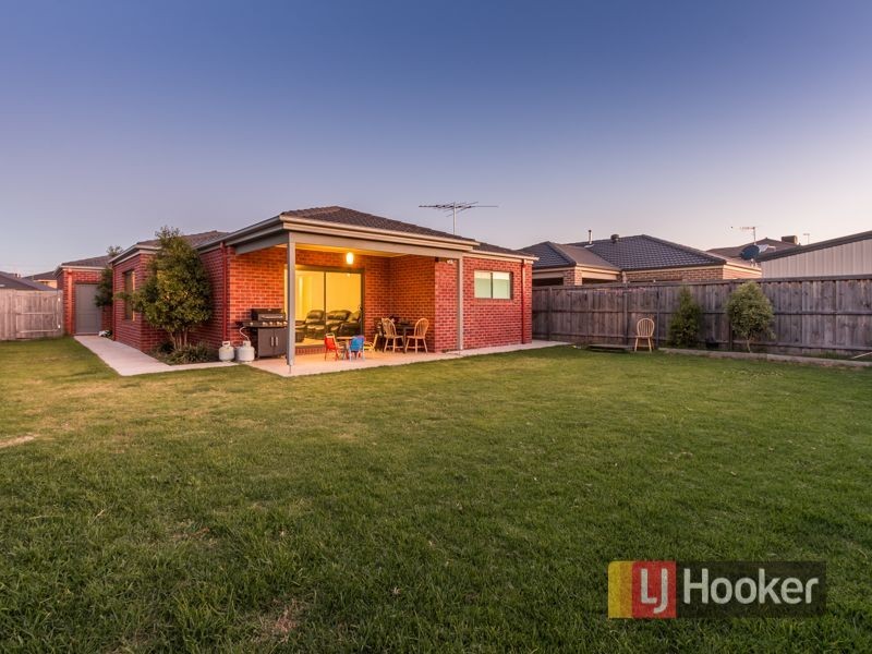 9 Waltzing Drive, Lynbrook VIC 3975