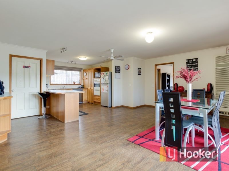 2 Dobson Crescent, Lynbrook VIC 3975