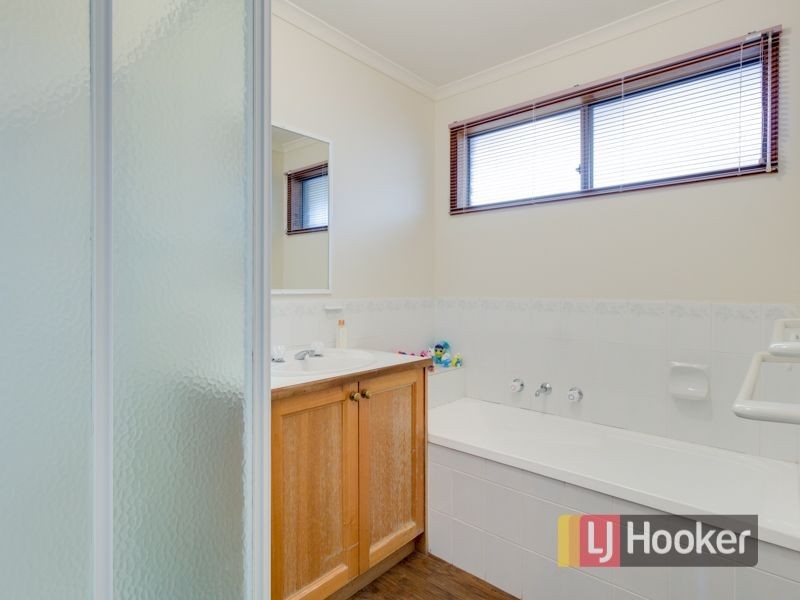 2 Dobson Crescent, Lynbrook VIC 3975