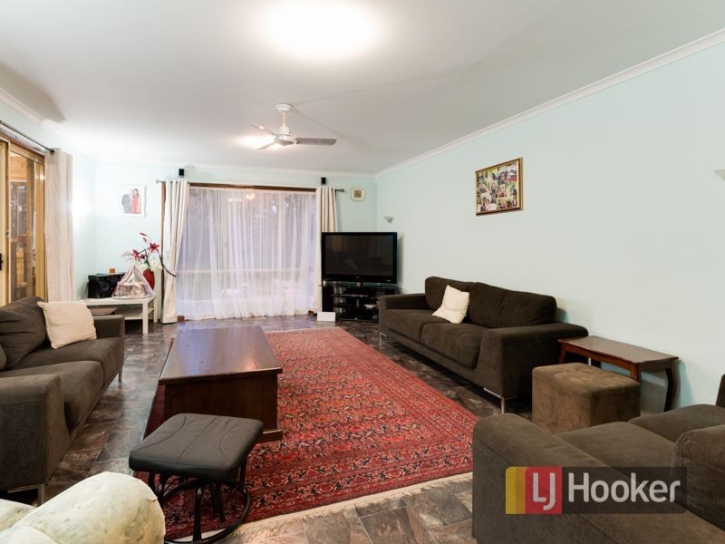 8 Edward Freeth Drive, Endeavour Hills VIC 3802