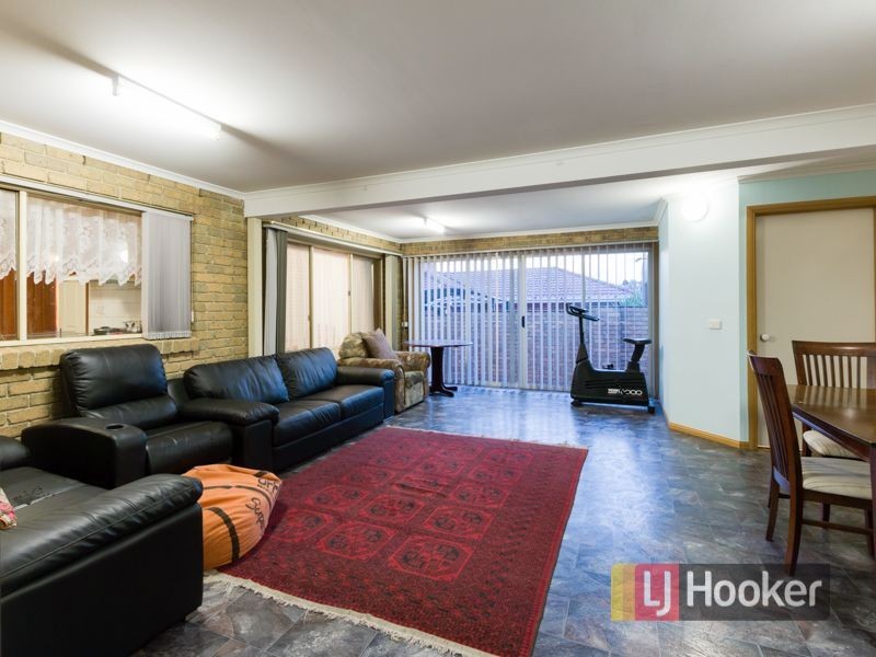 8 Edward Freeth Drive, Endeavour Hills VIC 3802